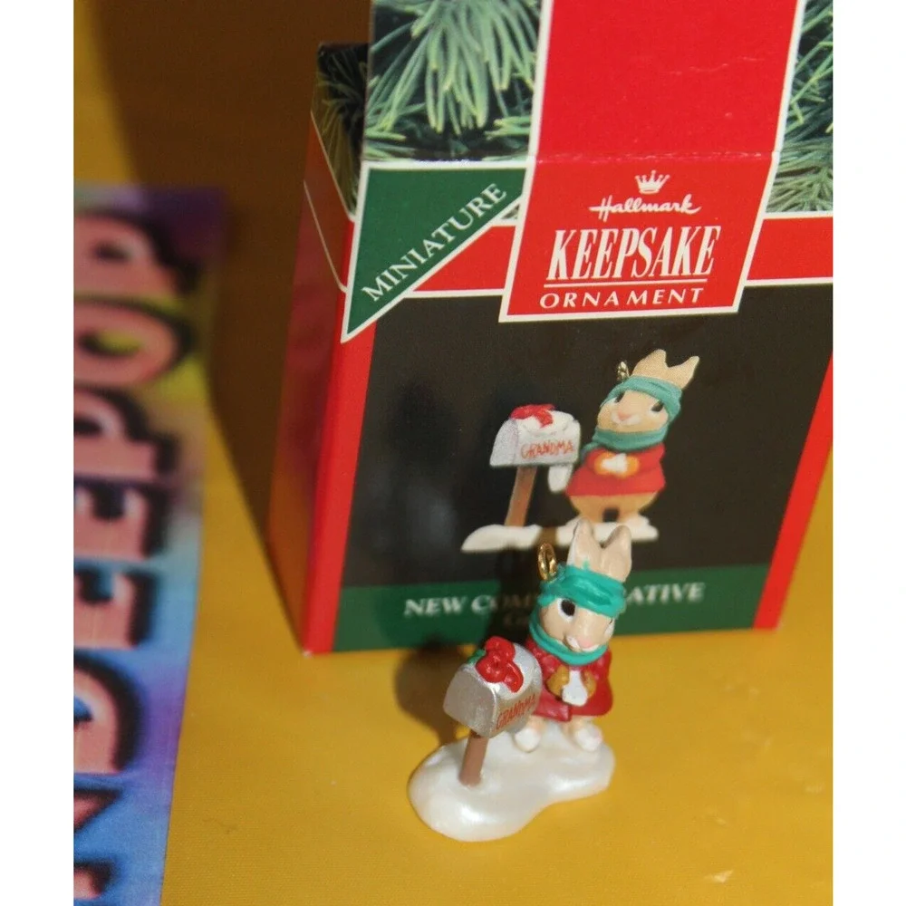 Hallmark Commemorative Grandma Ser 1 Miniature Holiday Ornament 1992